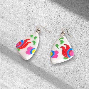 Magyar sítlusú csepp alakú fülbevaló - fehér alap